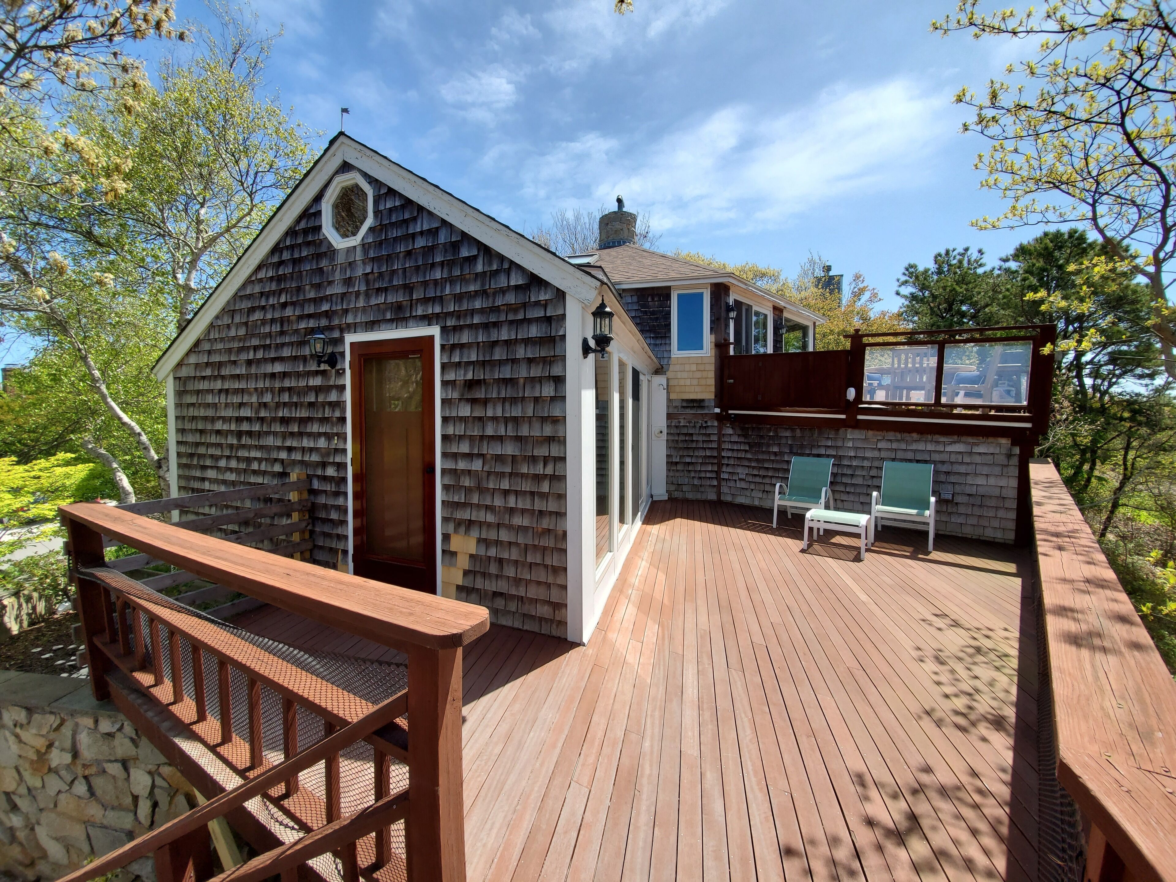 P-town West End late-century modern home close to beaches and town. Dog friendly
