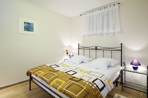 Apartamento conforto, 2 camas Queen | Escrivaninha, quartos à prova de som, ferros/tábuas de passar roupa