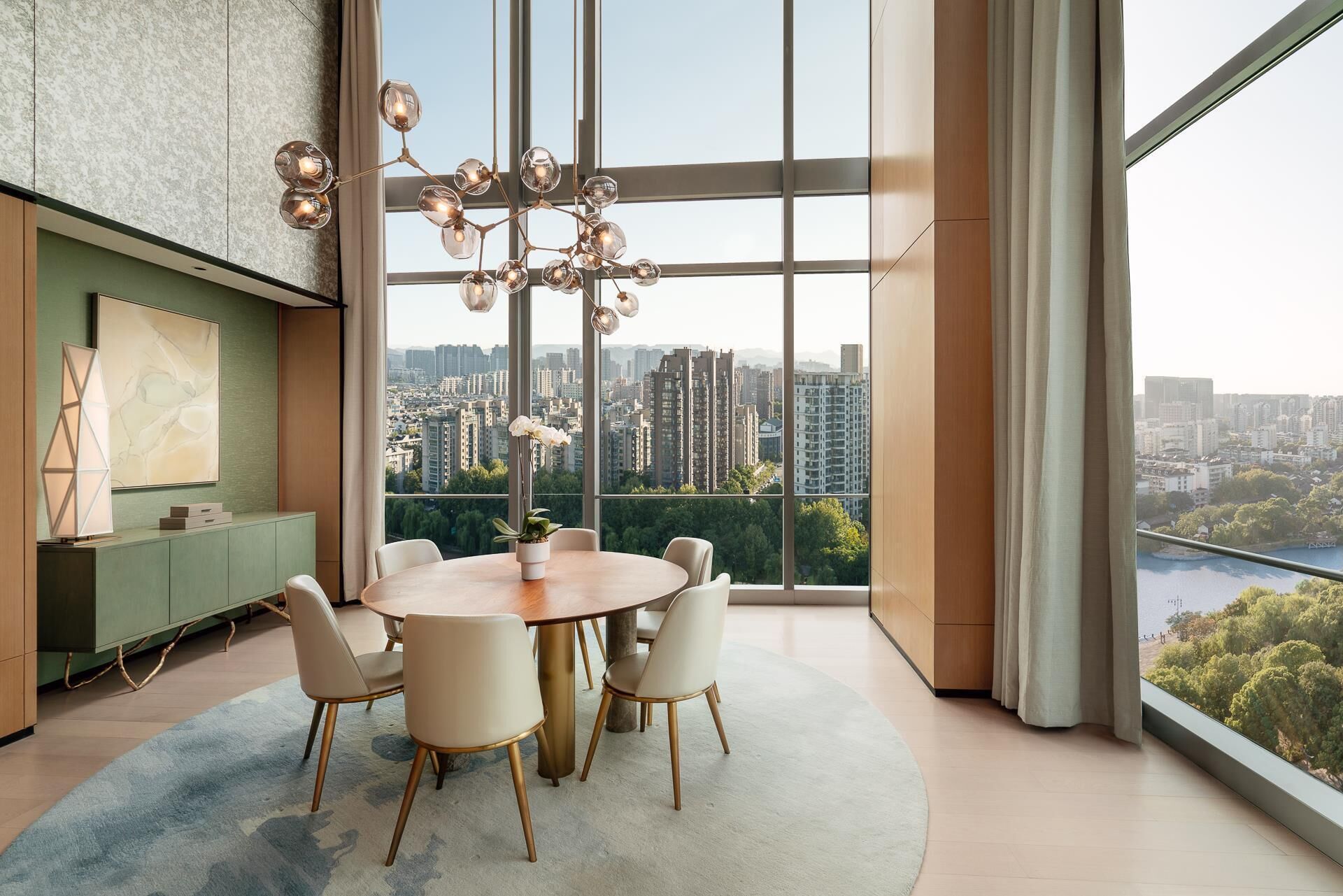 1 phòng ngủ, bộ đồ giường cao cấp, minibar, két bảo mật tại phòng 