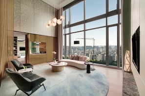 1 bedroom, premium bedding, minibar, in-room safe