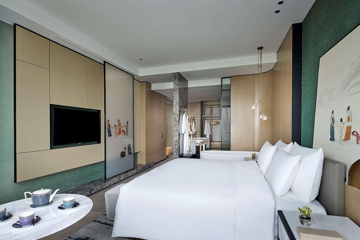 1 bedroom, premium bedding, minibar, in-room safe