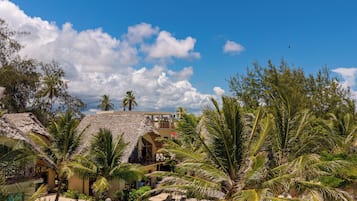 Kolam renang outdoor, dengan payung kolam renang dan kursi berjemur