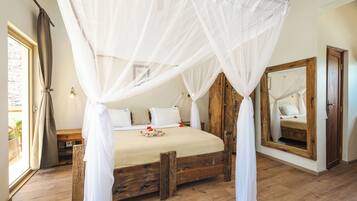 Deluxe Studio Suite, 1 King Bed with Sofa bed, Kitchenette, Ocean View