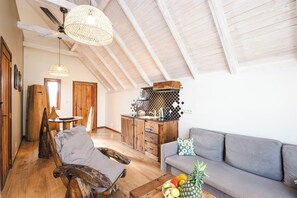 Exclusive-Villa, 1 King-Bett und Schlafsofa, Kochnische, Meerblick | Eigene Kochnische | Großer Kühlschrank, Herdplatte, Wasserkocher mit Kaffee-/Teezubehör