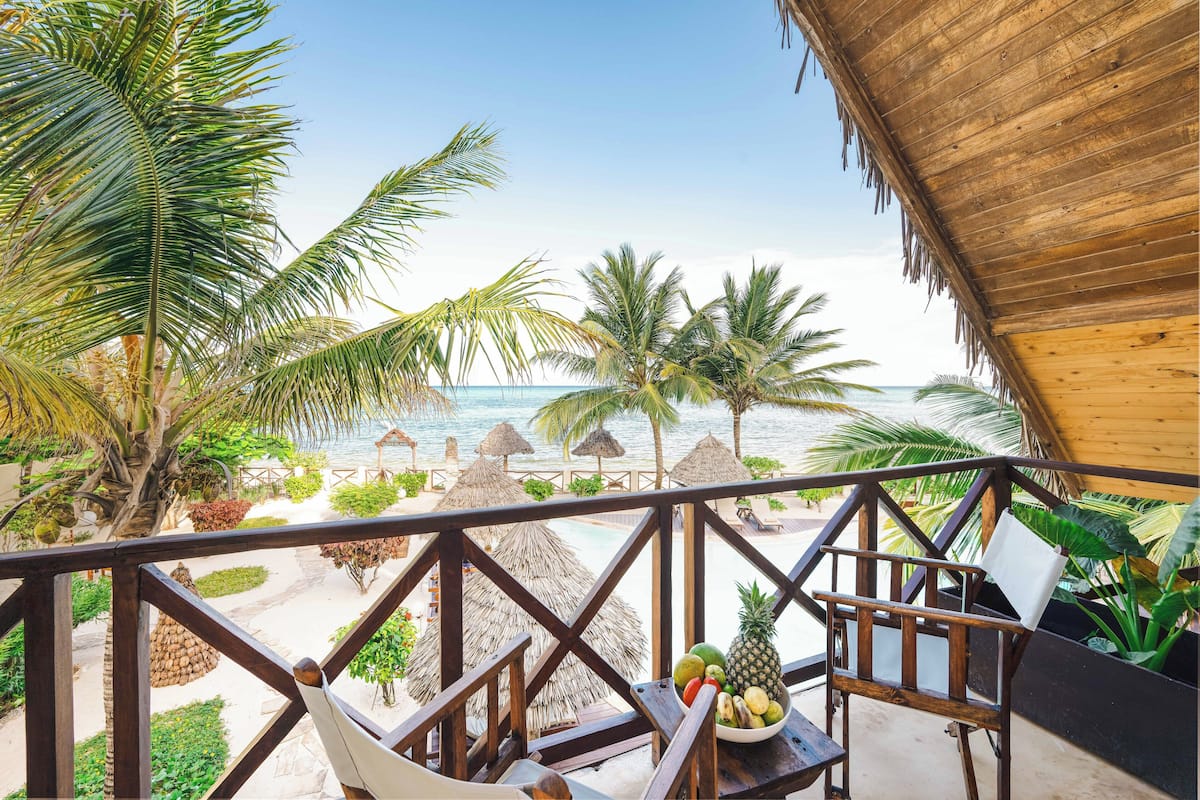 Exclusieve villa, 1 kingsize bed met slaapbank, kitchenette, uitzicht op oceaan | Uitzicht op strand/zee