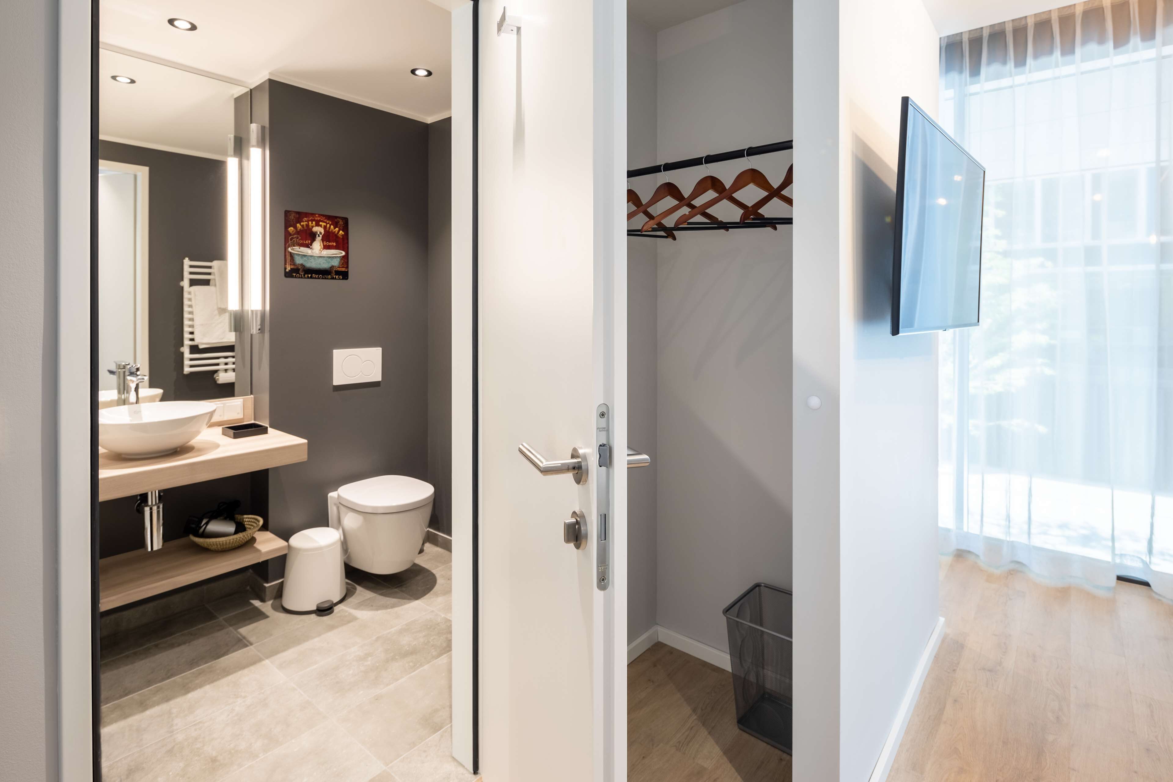 Un bagno moderno con lavandino, WC e doccia.