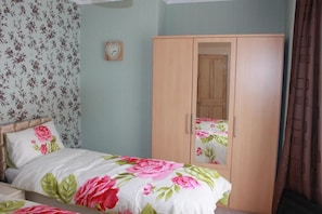 Quarto duplo standard | Ferros/tábuas de passar roupa, roupa de cama