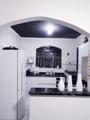 Geladeira, micro-ondas, cooktop, cafeteira/chaleira