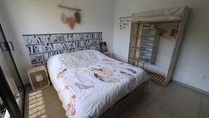 1 chambre, fer et planche à repasser
