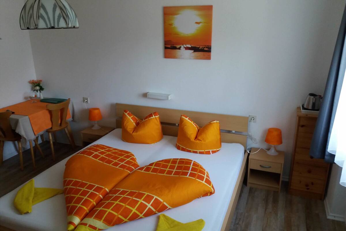 Deluxe Apartment, Mountain View | Blackout drapes, WiFi (free), bed sheets