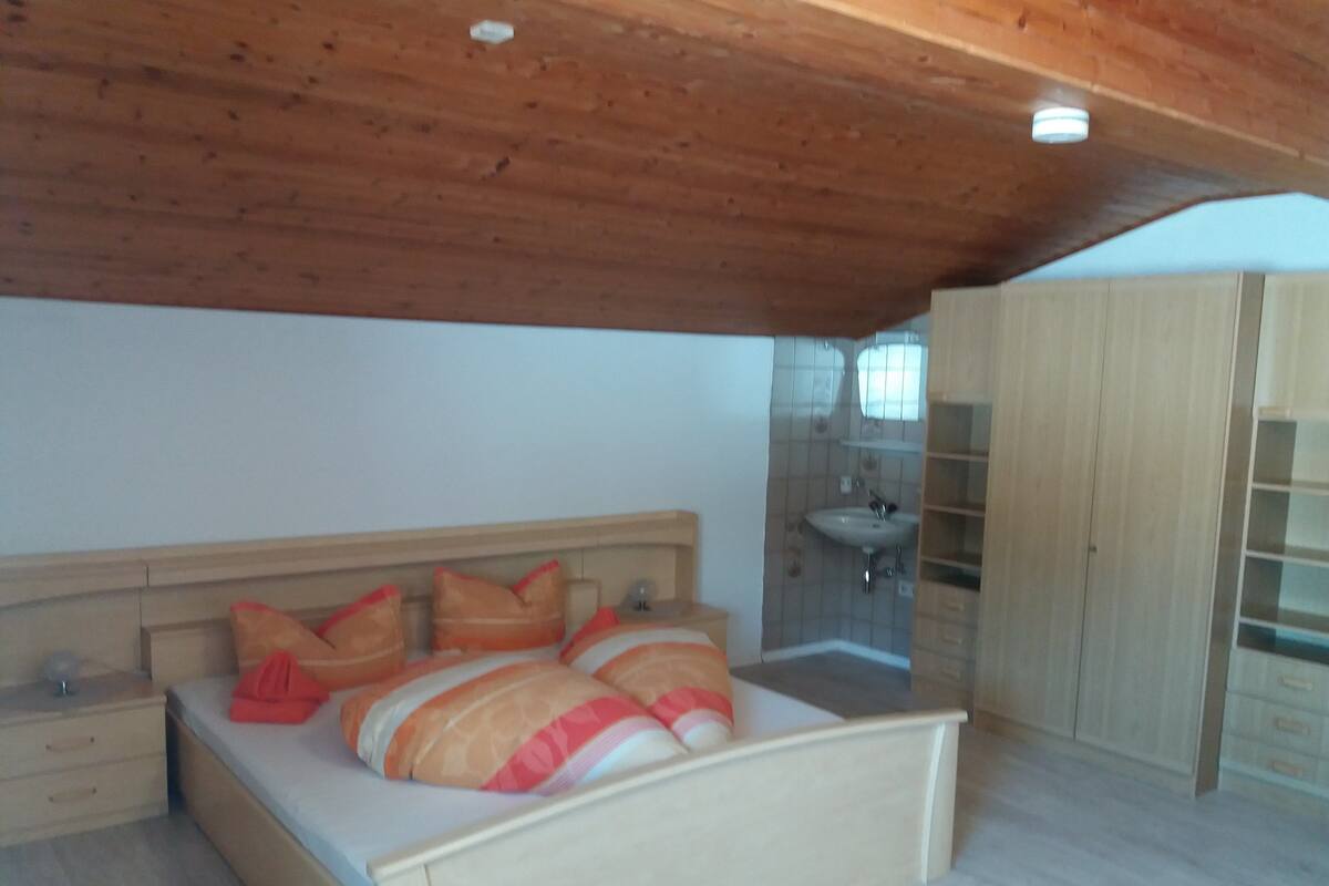 Apartment | Blackout drapes, WiFi (free), bed sheets