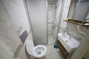 Shower, hydromassage showerhead, free toiletries, hair dryer - Delbab Hotel (Istanbul)