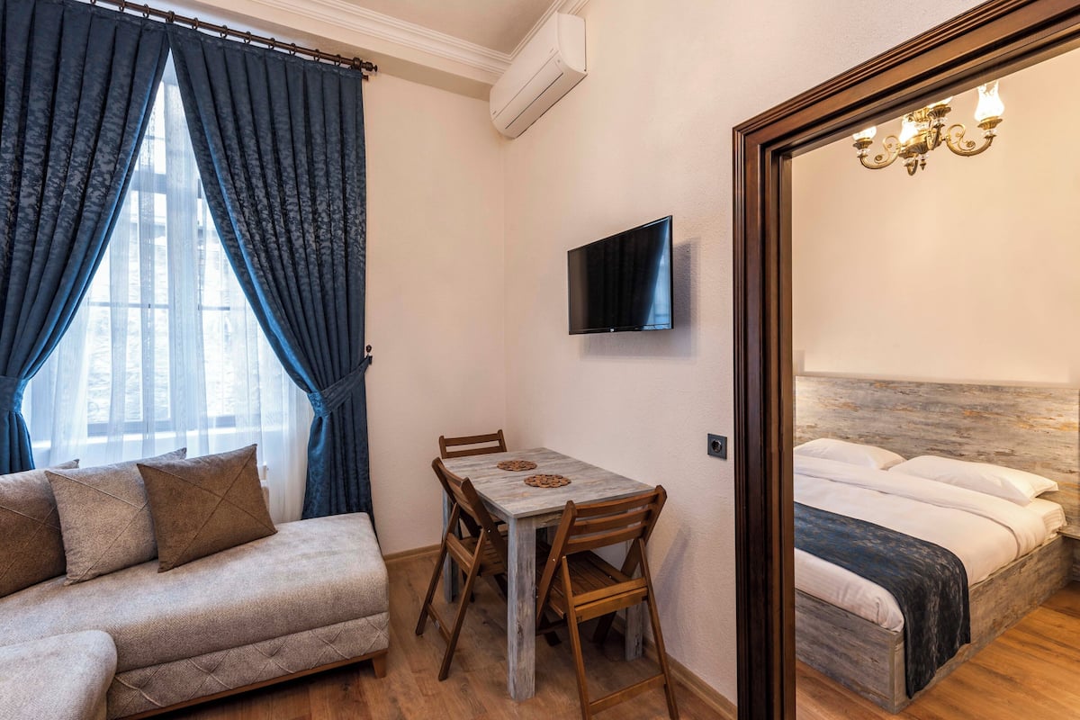 Family Condo, 1 Queen Bed with Sofa bed | 1 bedroom, in-room safe, desk, blackout drapes