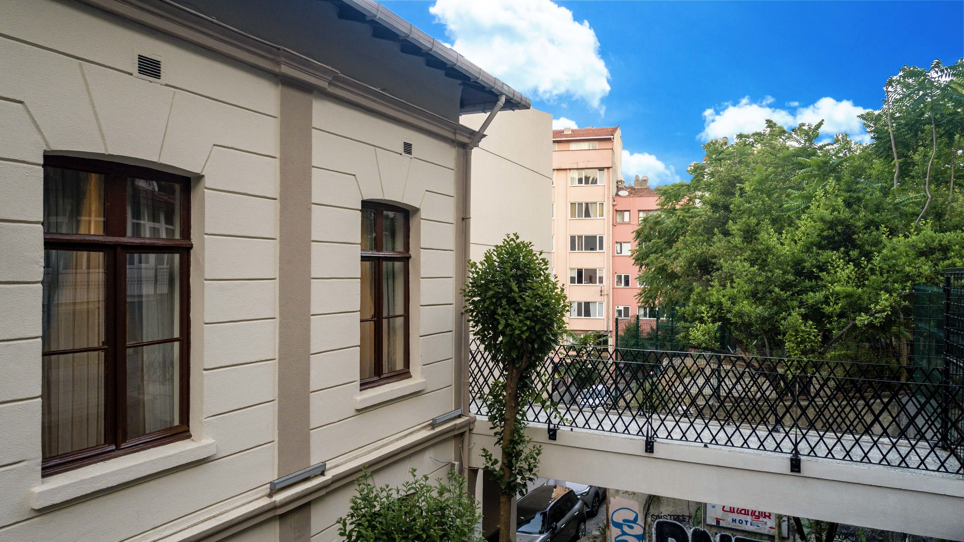 Ein Gebäude mit zwei Fenstern und einem Balkon.