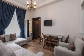 شقة كلاسيكية - غرفتا نوم | غرفة المعيشة