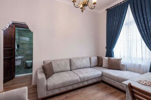 خزنة داخل الغرفة ومكتب وستائر تعتيم ومكواة/لوح كي