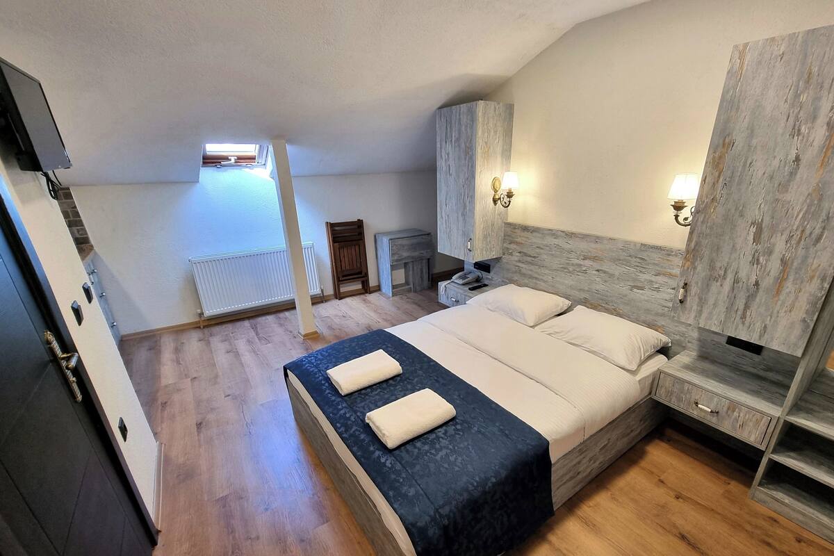 Economy Loft | In-room safe, desk, blackout drapes, iron/ironing board