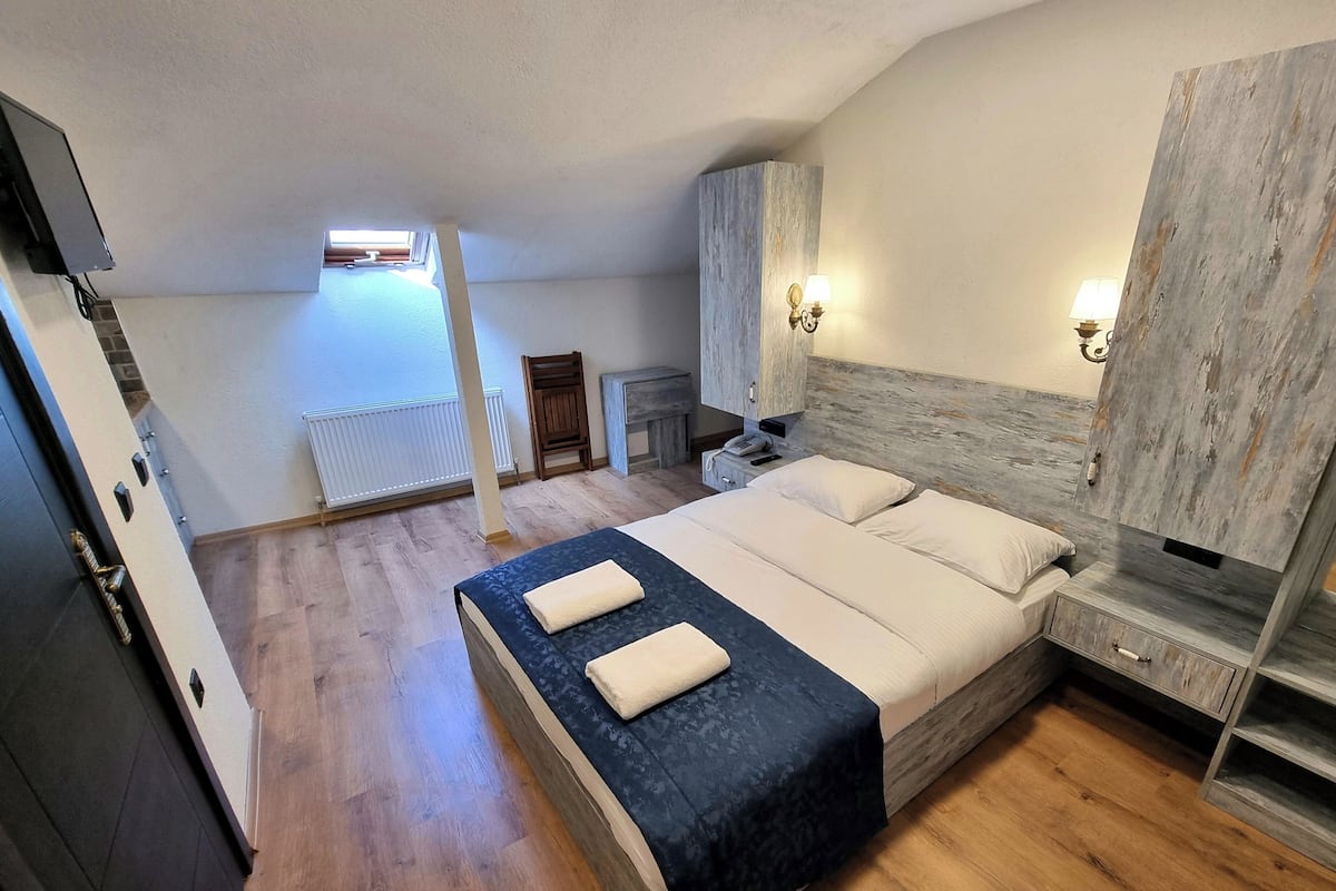 Economy Loft | 1 bedroom, in-room safe, desk, blackout drapes