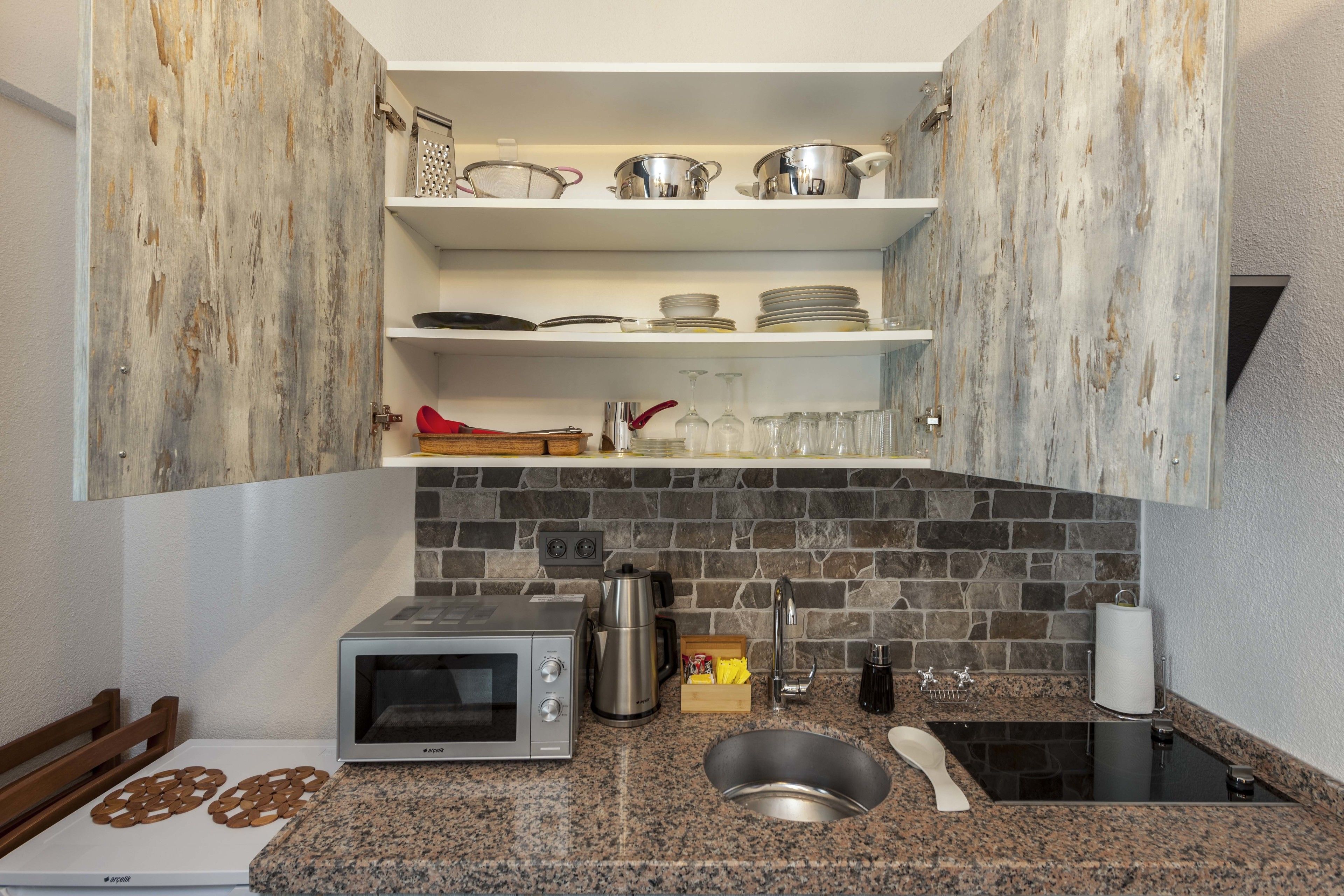 Suite junior, 1 habitación | Cocina privada | Frigorífico, microondas, placa de cocina y cafetera o tetera