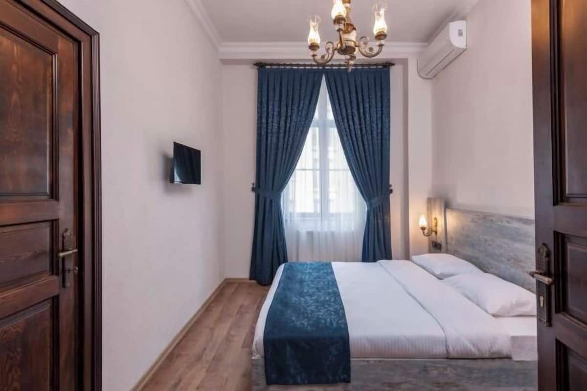 1 bedroom, in-room safe, desk, blackout drapes