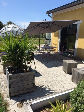 Outdoor dining - Les gîtes de Toul car bras. yellow gîte (treffiagat)