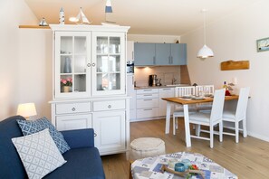 Grand réfrigérateur, micro-ondes, four, plaque de cuisson