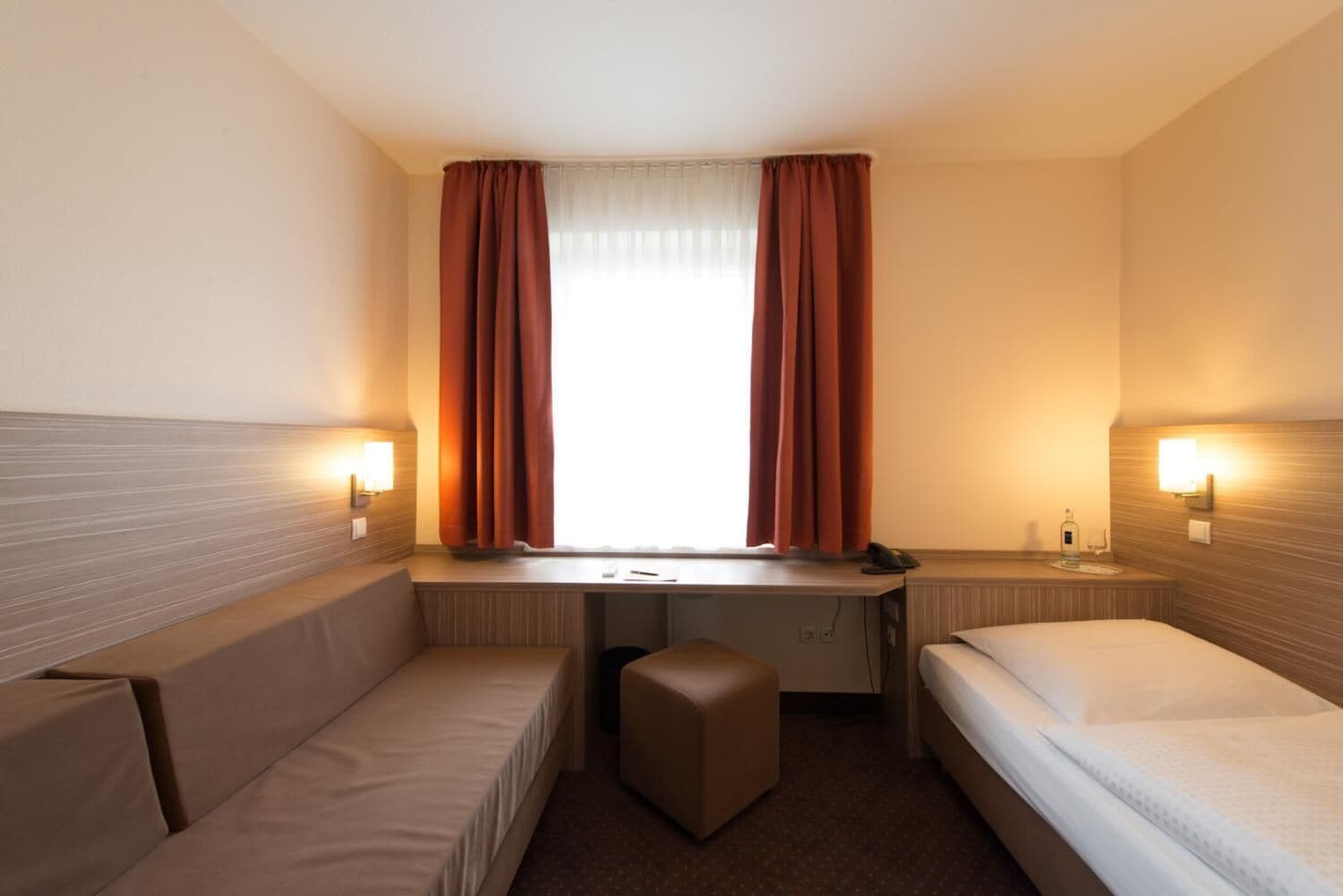 Una scrivania, insonorizzazione, letti aggiuntivi (a pagamento)