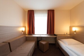 办公桌、隔音、折叠床/加床（额外收费）、免费 WiFi