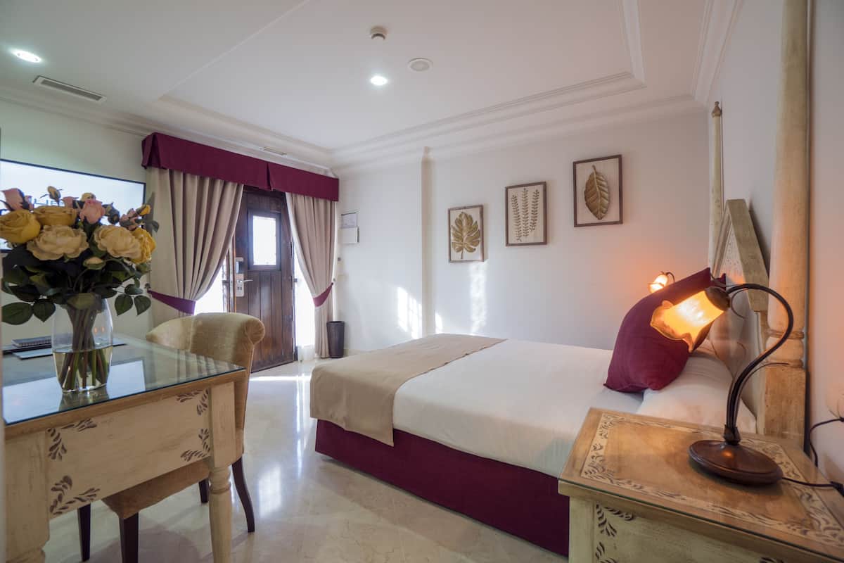 Studio | 1 bedroom, in-room safe, iron/ironing board, free WiFi