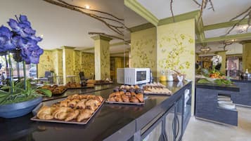 Tägliches kontinentales Frühstück (7.50 EUR pro Person)