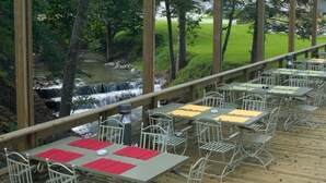 Outdoor dining - Hotel & Restaurant Sofia (Sucevita)