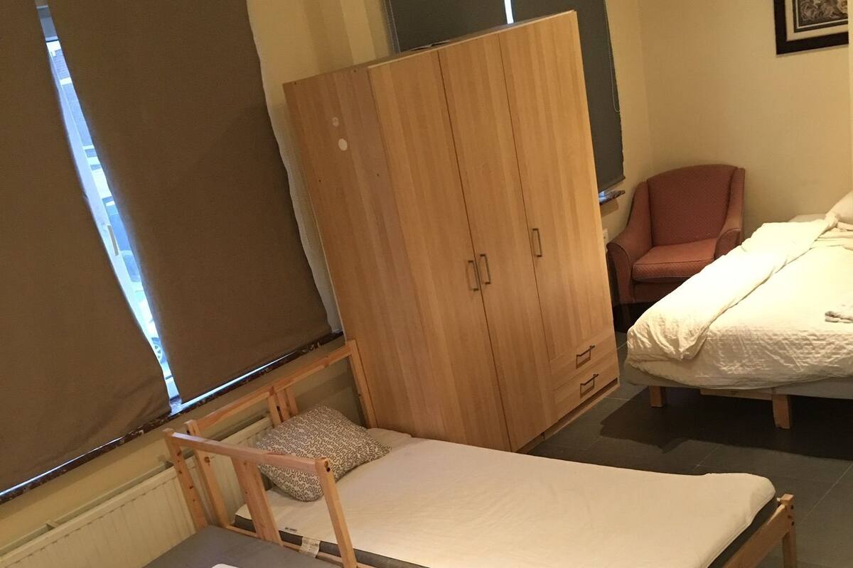 Apartment (E) | 3 Schlafzimmer, schallisolierte Zimmer, Bügeleisen/Bügelbrett