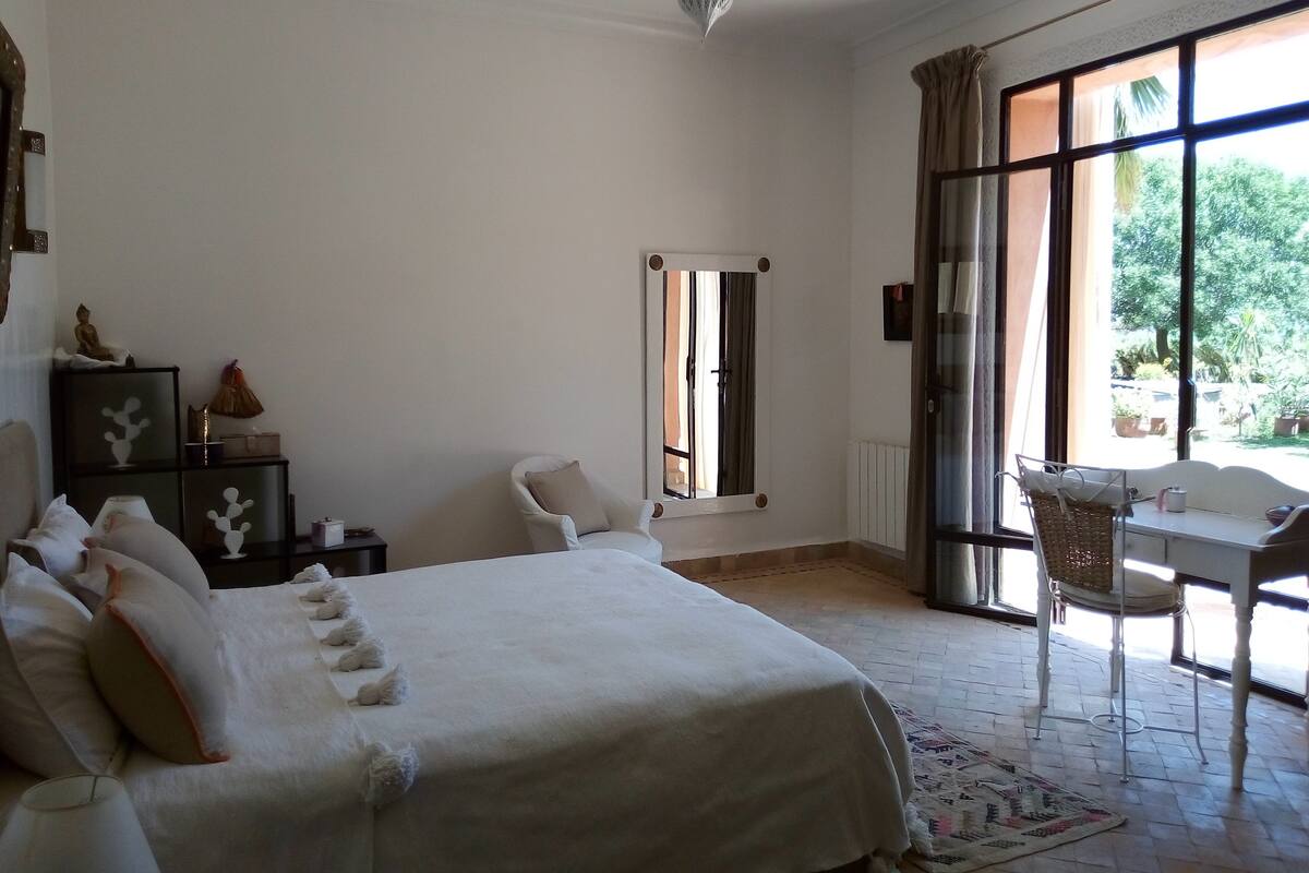 Cortinas blackout, tabla de planchar con plancha y cunas gratuitas