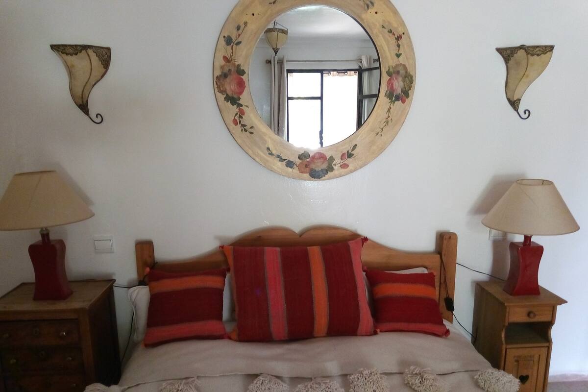 Cortinas blackout, tabla de planchar con plancha y cunas gratuitas