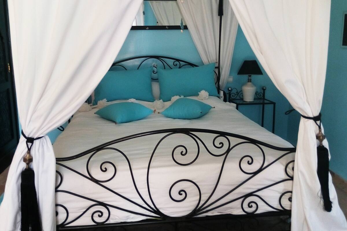 Cortinas blackout, tabla de planchar con plancha y cunas gratuitas