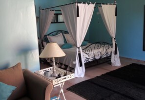 Cortinas blackout, tabla de planchar con plancha y cunas gratuitas