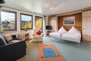 In-room safe, soundproofing, free WiFi, bed sheets - Cafe Alt Willingen (Willingen)