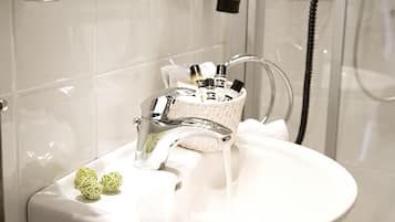 Standard-Apartment, 2 Einzelbetten, Stadtblick | Badezimmer | Dusche, Handtücher