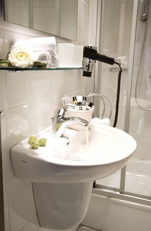 Standard Condo, 2 Twin Beds, City View | Bathroom | Shower, towels - Cafe Alt Willingen (Willingen)