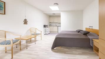 Studiolejlighed kun for voksne med møbleret terrasse nær Hammersø og Sandvig | Con stile personalizzato, Wi-Fi gratuito
