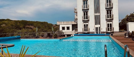 Una piscina al aire libre de temporada