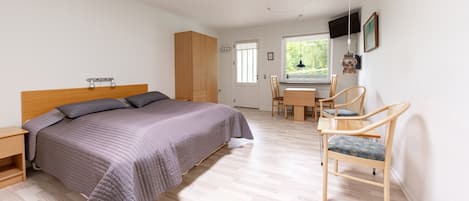 Studiolejlighed kun for voksne med møbleret terrasse nær Hammersø og Sandvig | Decoración individual y wifi gratis