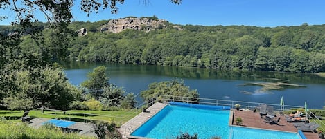 En säsongsöppen utomhuspool