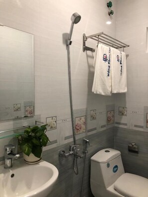 Shower, free toiletries, hair dryer, slippers - Hotel Hong Phuc (Quy Nhon)