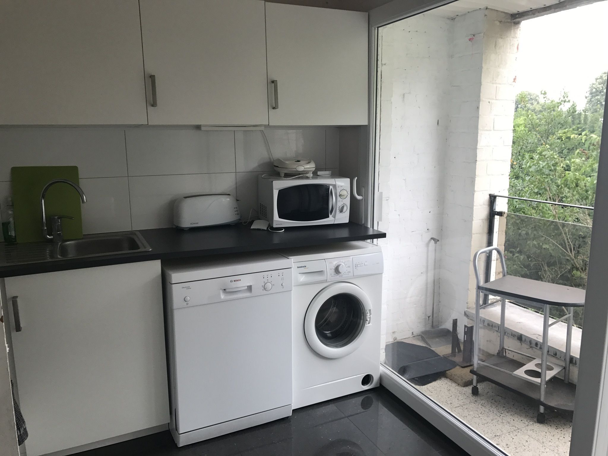 Geladeira grande, micro-ondas, fogão, cooktop