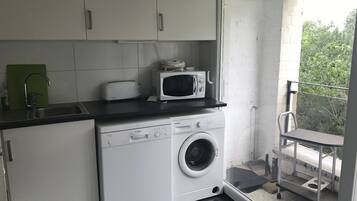 Geladeira grande, micro-ondas, fogão, cooktop