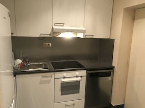 Refrigerador con congelador, microondas, horno y parrilla de estufa 