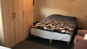 Geluiddichte muren, een strijkplank/strijkijzer, gratis wifi, beddengoed