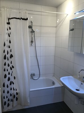 Dusche, kostenlose Toilettenartikel, Haartrockner, Hausschuhe