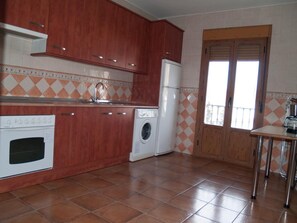 Refrigerador con congelador, microondas, horno y parrilla de estufa 